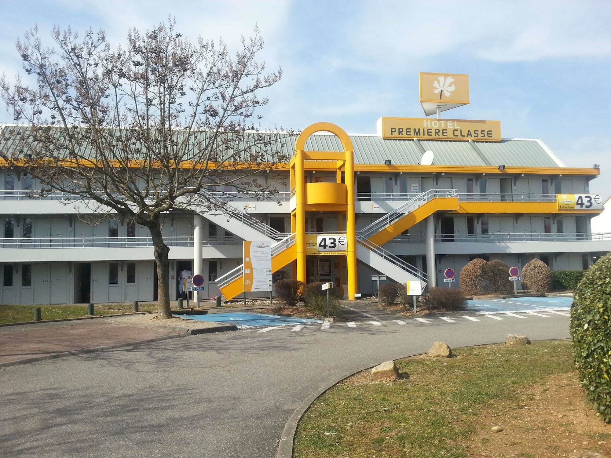 Premiere Classe Lyon Est Aeroport Saint Exupery Exterior foto